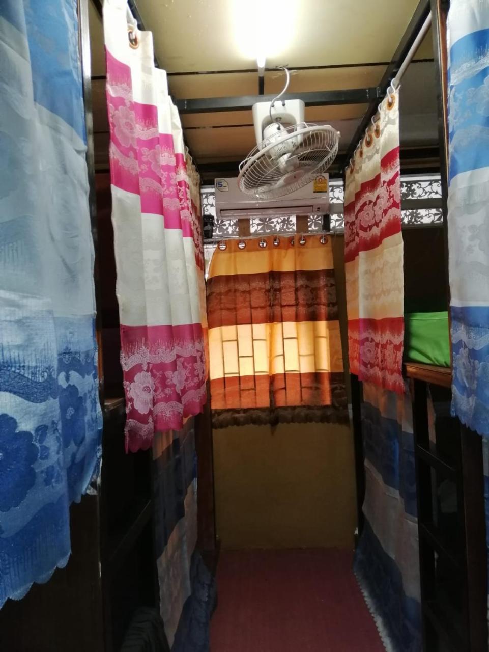R-One 24/7 Hotell Bangkok Eksteriør bilde